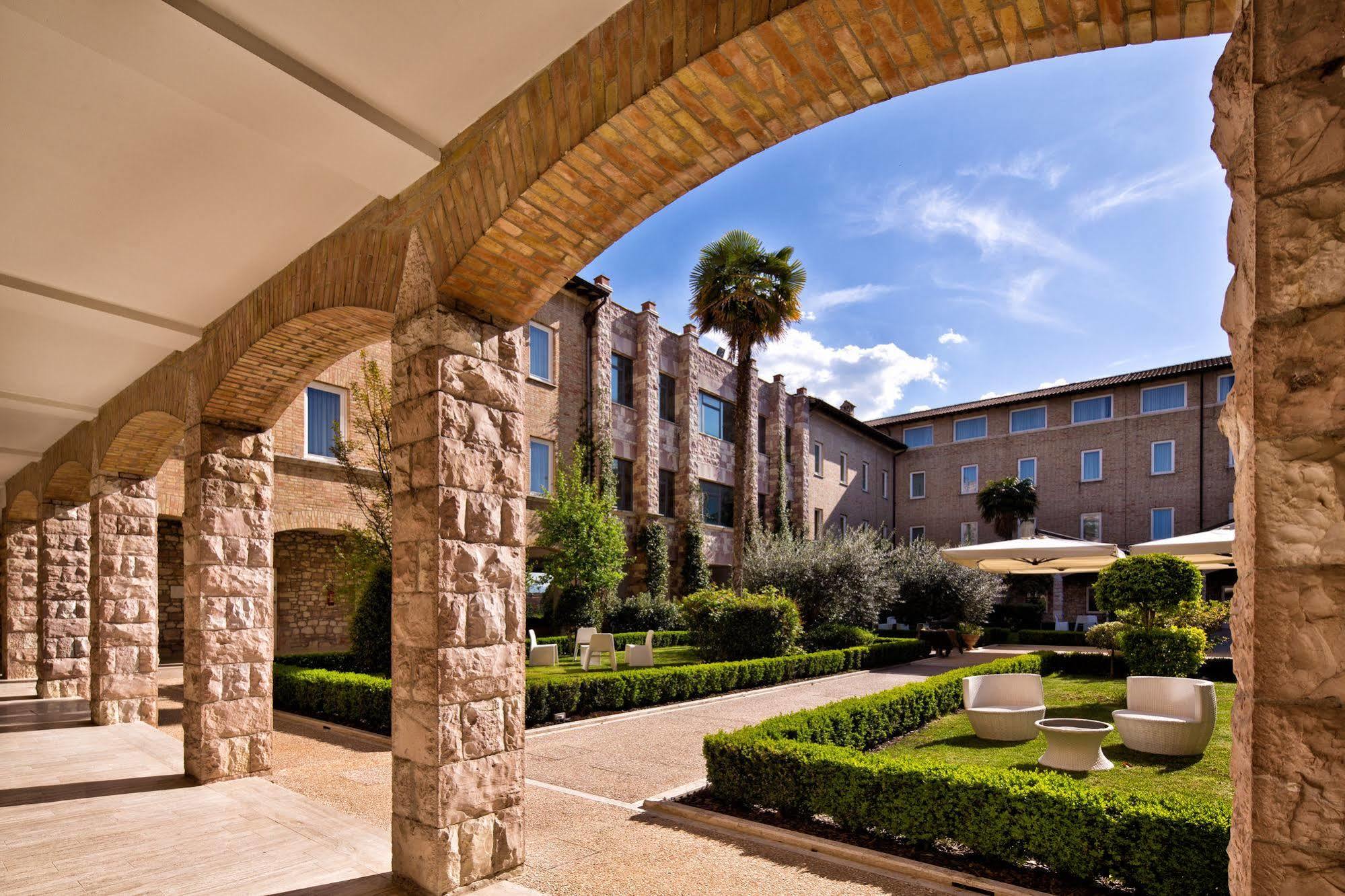 Th Assisi - Hotel Cenacolo Eksteriør billede